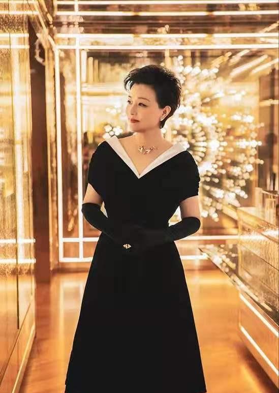 服装|董明珠难得高调,穿V领套装裙接受采访,却被穿蓝西装的杨澜抢镜