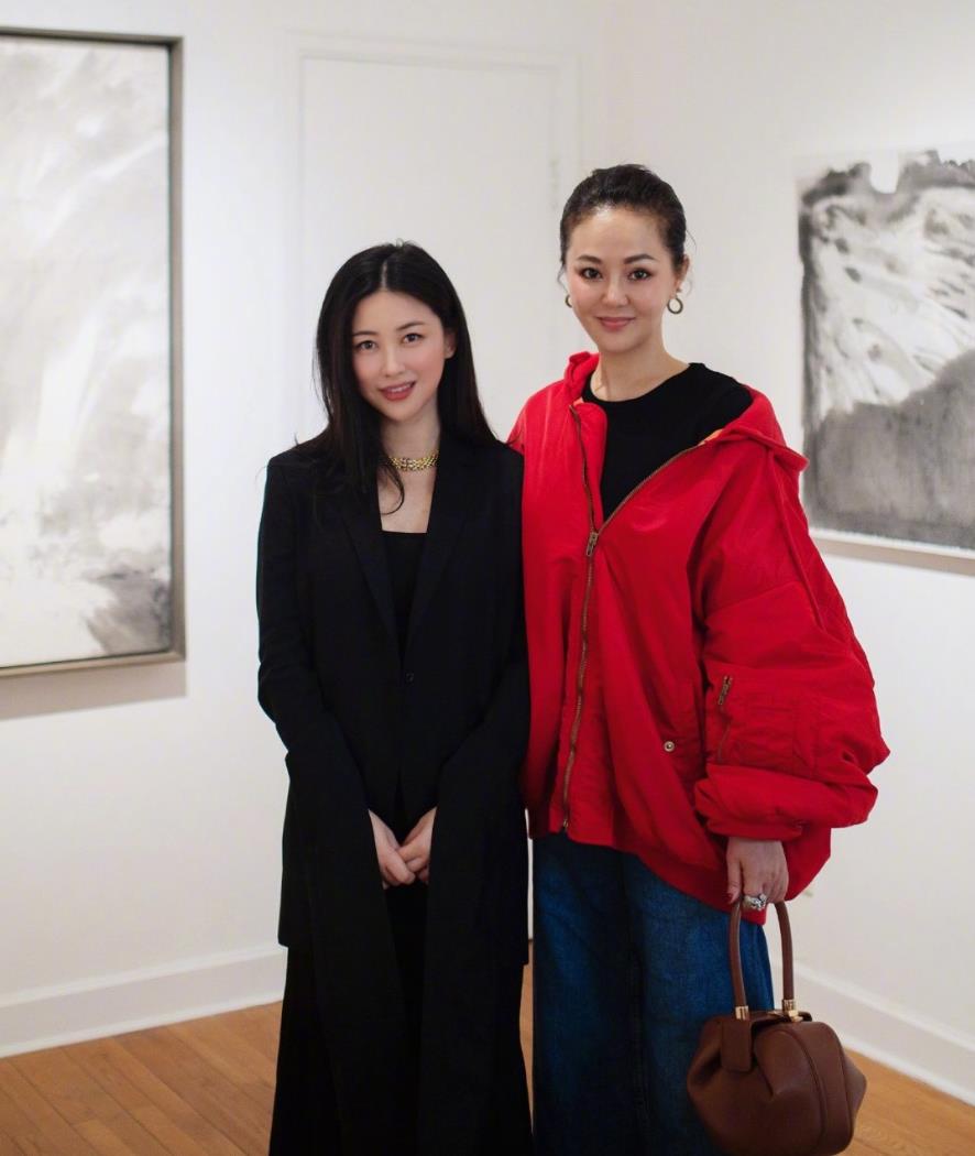 高定|朱珠挺孕肚出席活动，穿高定礼服身材胖一圈，配锁骨发笑得好温柔