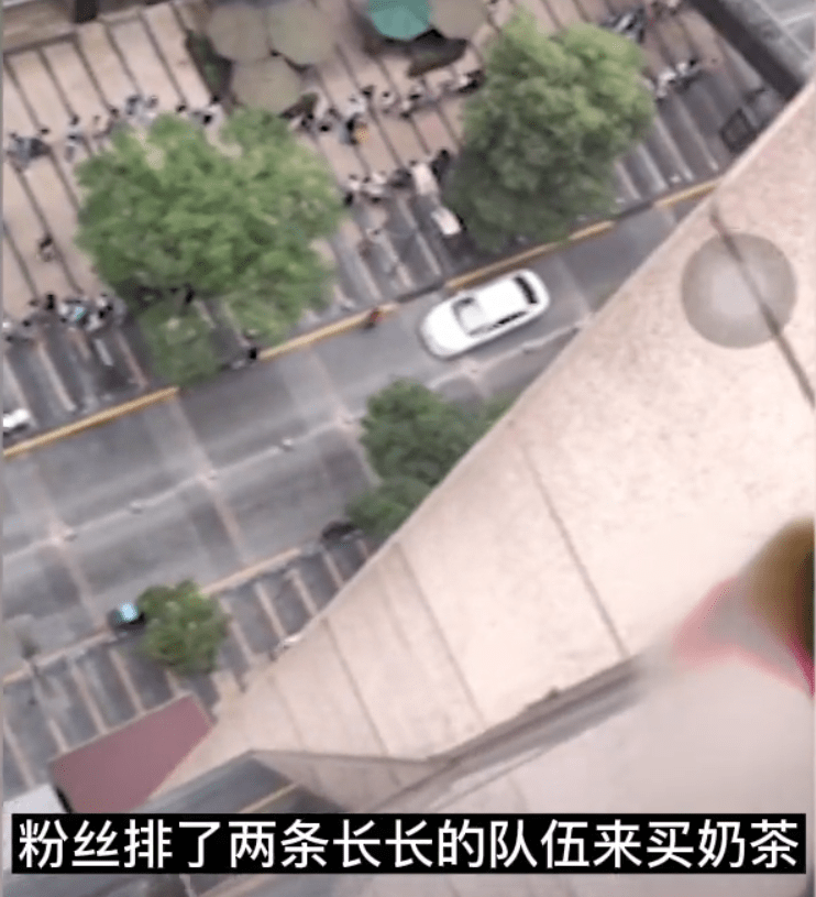 卡里|王俊凯父母奶茶店闭店，粉丝排长队太夸张，路人以为排队打疫苗