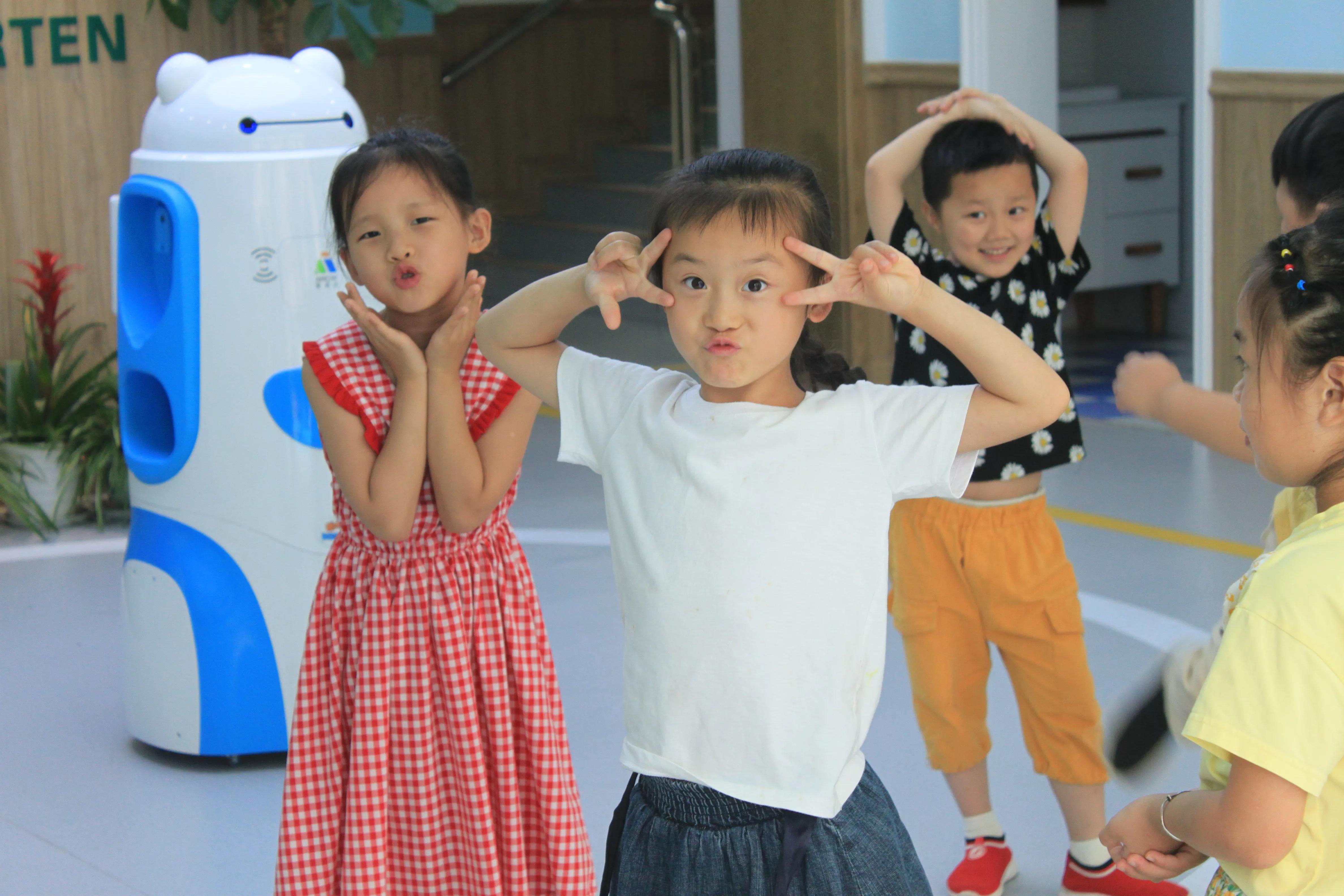 活动|晨检机器人带着小伙伴，为幼儿园开学助力啦