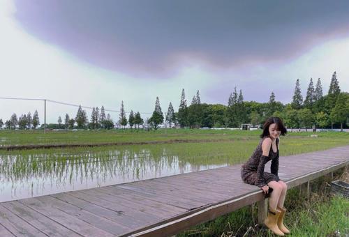 身材|张馨予下稻田当“农妇”，穿毛线裙雨靴体验乡间风情，腿上没泥太真实