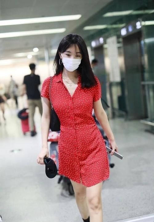 身材|33岁李菲儿依旧魅力十足，穿印花连衣裙秀身材，看着让人移不开眼