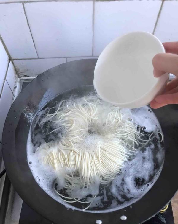 辣椒油|天冷,早上只想这碗面,酸爽开胃,暖和一整天,8分钟就搞定!