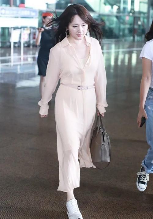 材质|杨钰莹气质太好了，穿“半透明”衬衫裙优雅活力，这状态哪像50岁