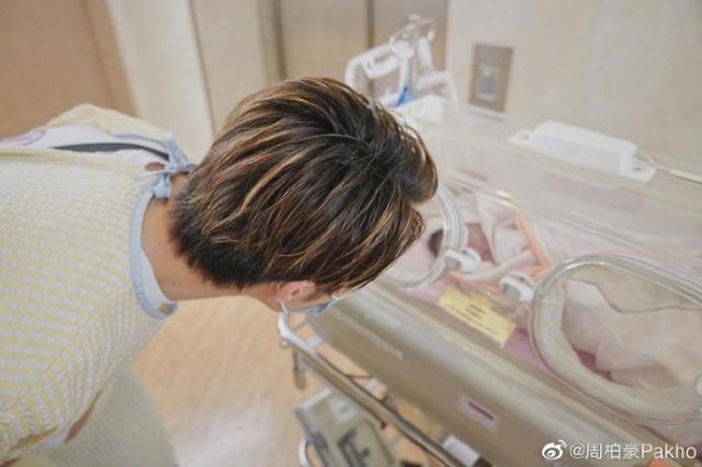 生下|香港男星周柏豪官宣喜讯，称妻子生下二胎儿子，凑成“好”字！
