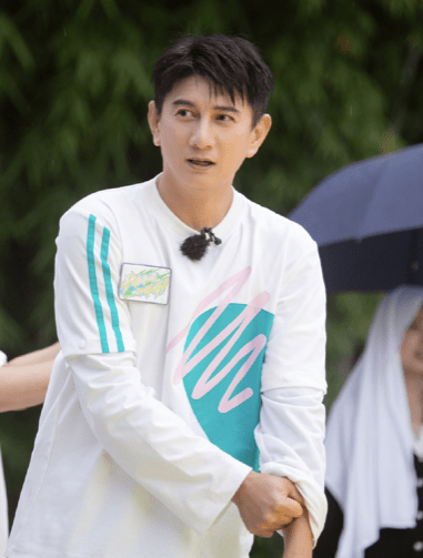 小区|吴奇隆新综艺惹争议,网友爆料节目组拍摄封路,现场画面曝光