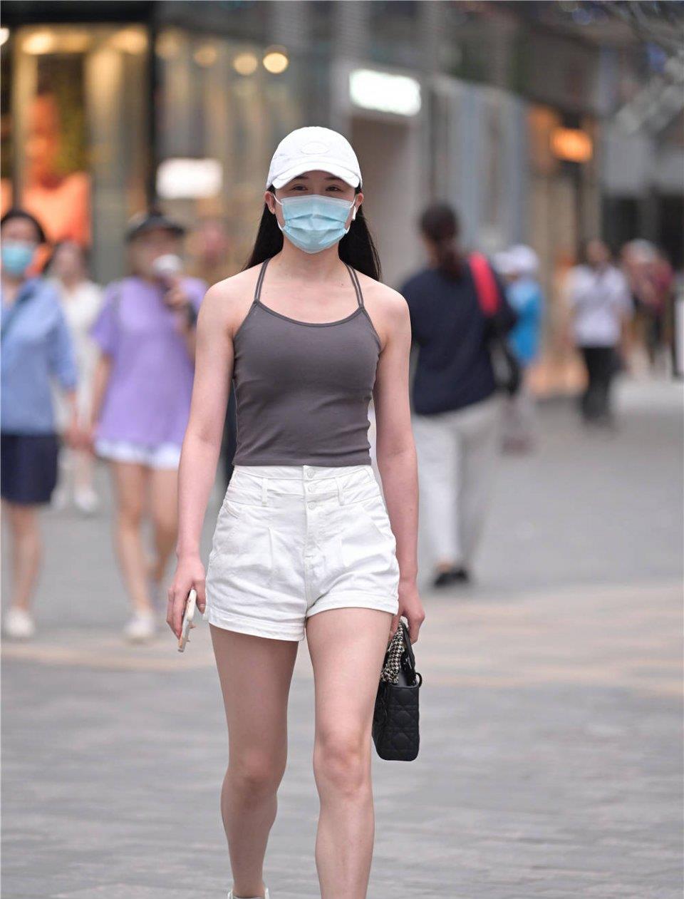 运动鞋|如果没有搭配短裤，是不是觉得夏季不完整呢？美女要展示美腿