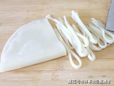 做法|面粉别只会蒸馒头，自己在家做凉皮，不用洗面不用等，筋道不发硬
