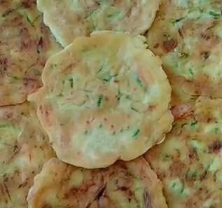 苏打饼干|西葫芦早餐鸡蛋饼好吃营养，推荐给大家