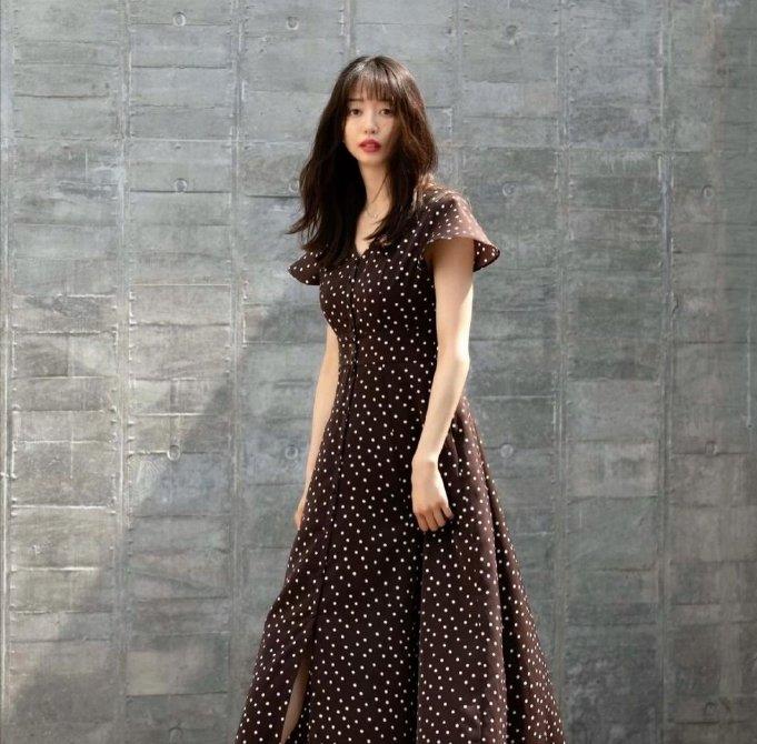 小白|女人50岁以后，不管穿什么裙子，不要配这3双鞋，邋遢掉档次