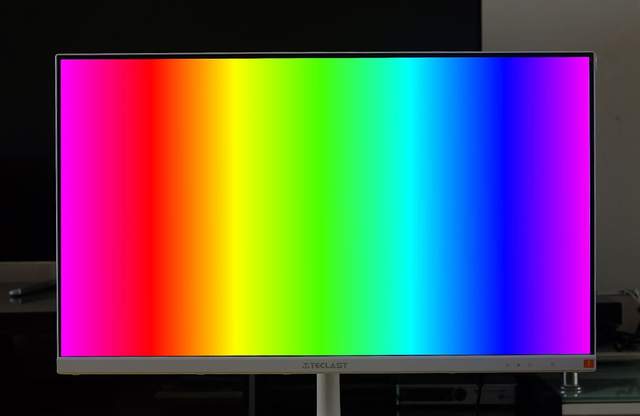 发现漏光现象，白色、红色、绿色、蓝色场景下，颜色还原能力表现较佳。这款显示屏在颜色的过渡方面是比较平