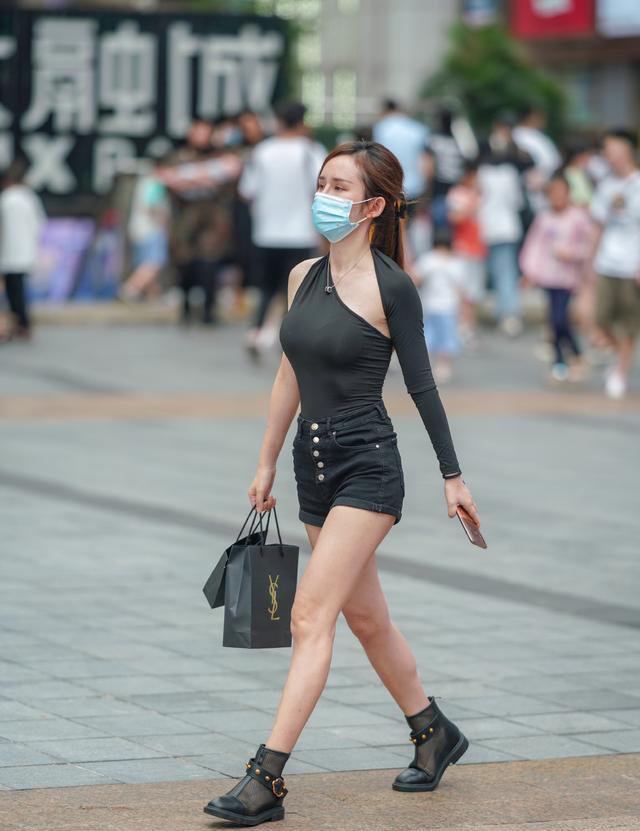 设计|女生的夏季短裤穿搭，配上个性上衣，清凉时尚又潮流