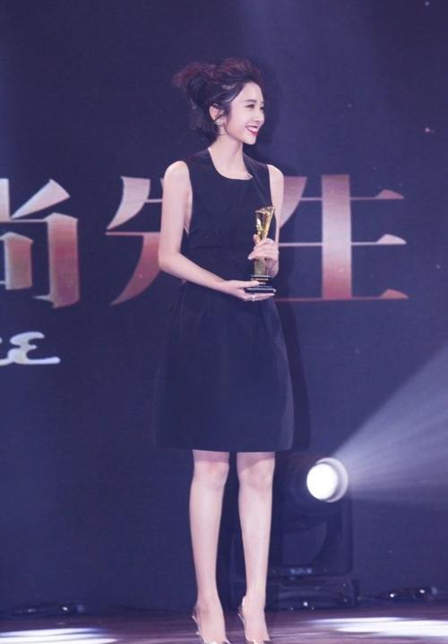 唐艺昕|唐艺昕下定决心换风格，穿紧身黑裙由甜妹变得又纯又欲，快认不出