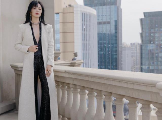 缺点|姚晨出席活动被怼脸拍，精修图和生图比差距大，169身材仍是惊艳