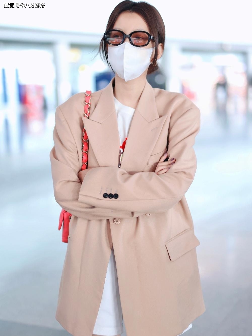 黑色|孙怡又秀身材,穿裸粉色外套玩“下半身失踪”,修长美腿真让人酸