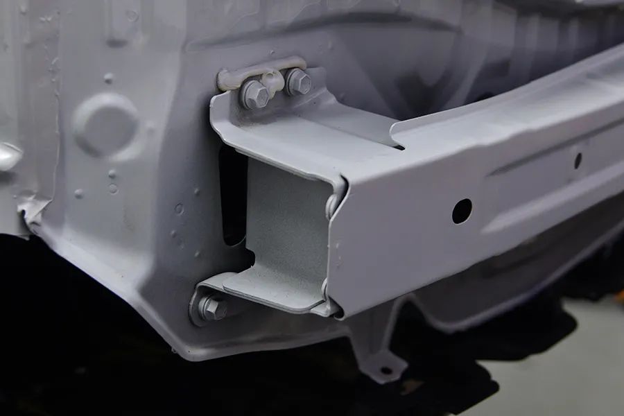 吸能盒同样与卡罗拉相同,都是独立可拆卸的后吸能盒,并没有溃缩褶皱和