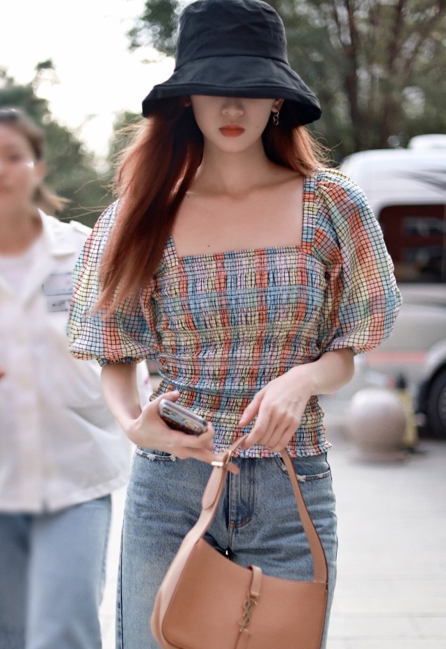 都能|爱了刘令姿的私服，一字条纹衬衫尽显高级感，配牛仔裤很帅酷