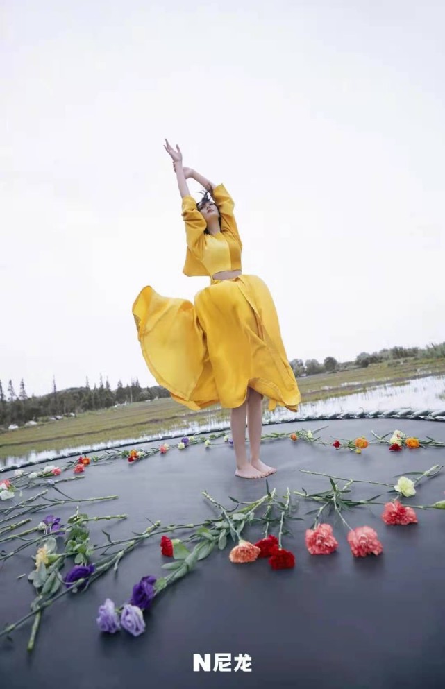 身材|军嫂张馨予不改性感本色！新大片湿发露肚脐女人味爆棚，身材真辣