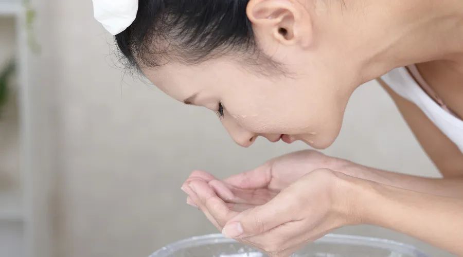 习惯|专家：若想肌肤紧致无皱纹，多吃2种食物，尤其是西瓜皮，对皮肤最好