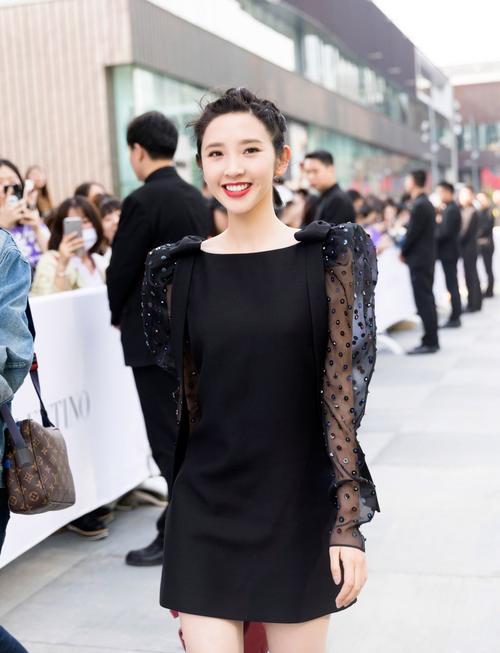 唐艺昕|唐艺昕下定决心换风格，穿紧身黑裙由甜妹变得又纯又欲，快认不出