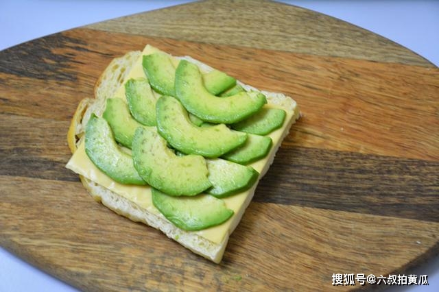 美食|十分钟快手营养早餐牛油果三明治，解决孩子上学大人上班赶时间