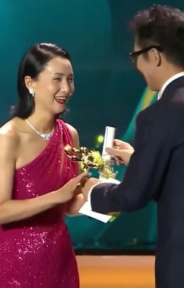 头发|陶虹剪齐耳短发，再加上素颜蜡黄又有白发，更像中年大婶了！