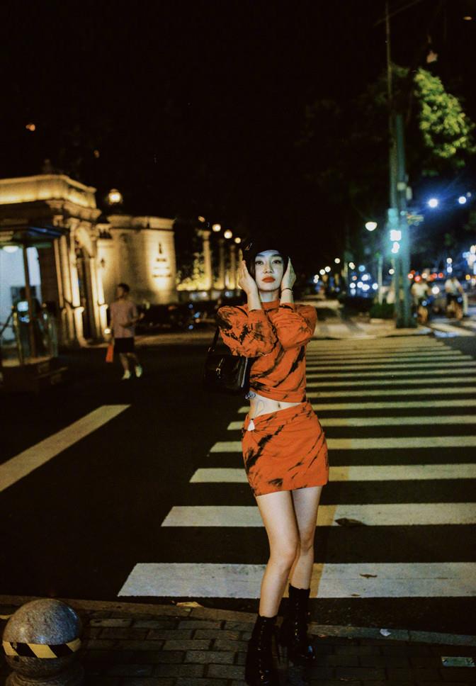 斑马线|袁姗姗深夜压马路,浓妆艳抹穿露脐装走斑马线,身材火辣就是不红