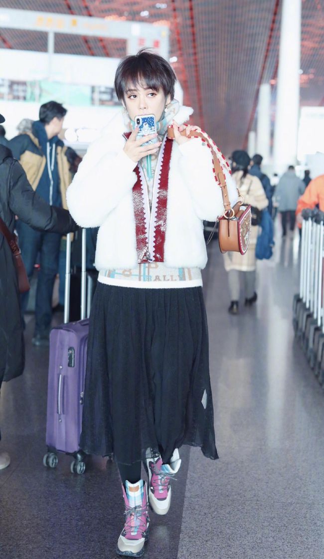 黑色|宁静登西安城墙，毛绒大衣很有女人味