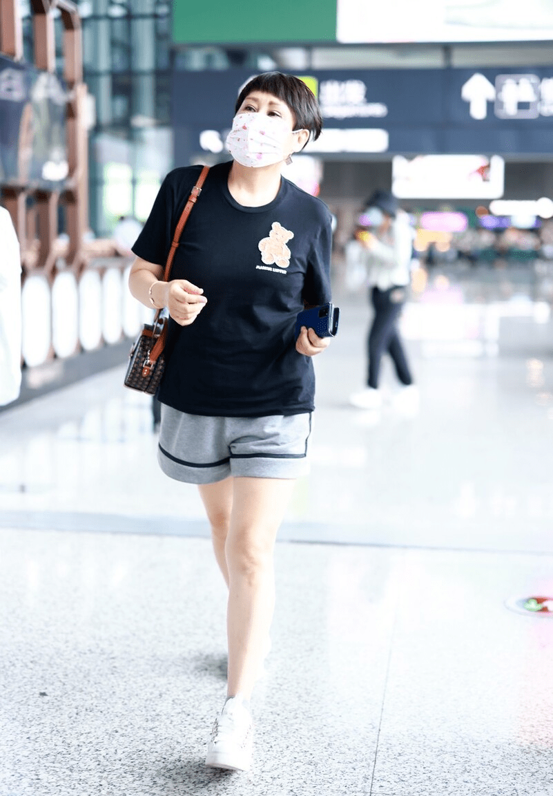 身材|年近60岁的张凯丽真敢穿，又穿“短裤”走机场，状态比年轻人好