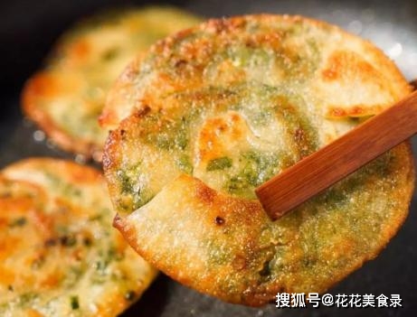 煎饼|饺子皮不只能包饺子，教你做葱油饼，外焦里软，学会不用买早餐