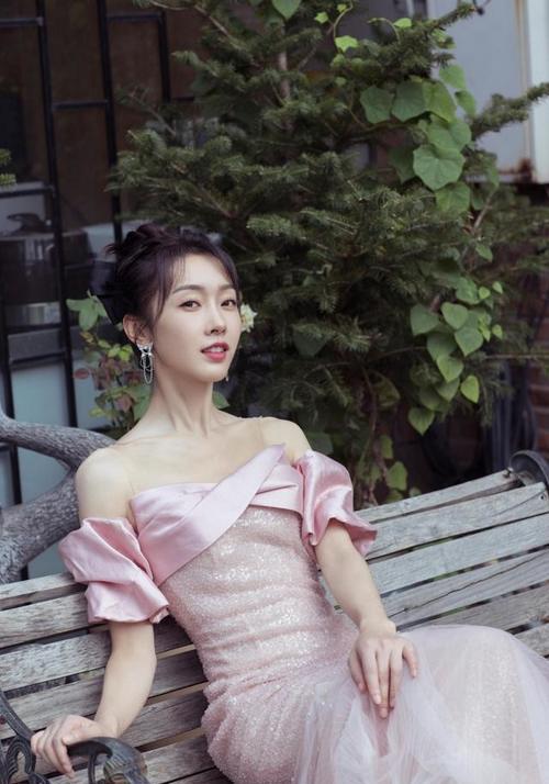 设计|宣璐不穿古装也惊艳,穿一袭粉裙大胆露肩,戏里戏外都这么甜