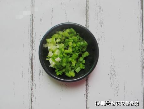 煎饼|饺子皮不只能包饺子，教你做葱油饼，外焦里软，学会不用买早餐