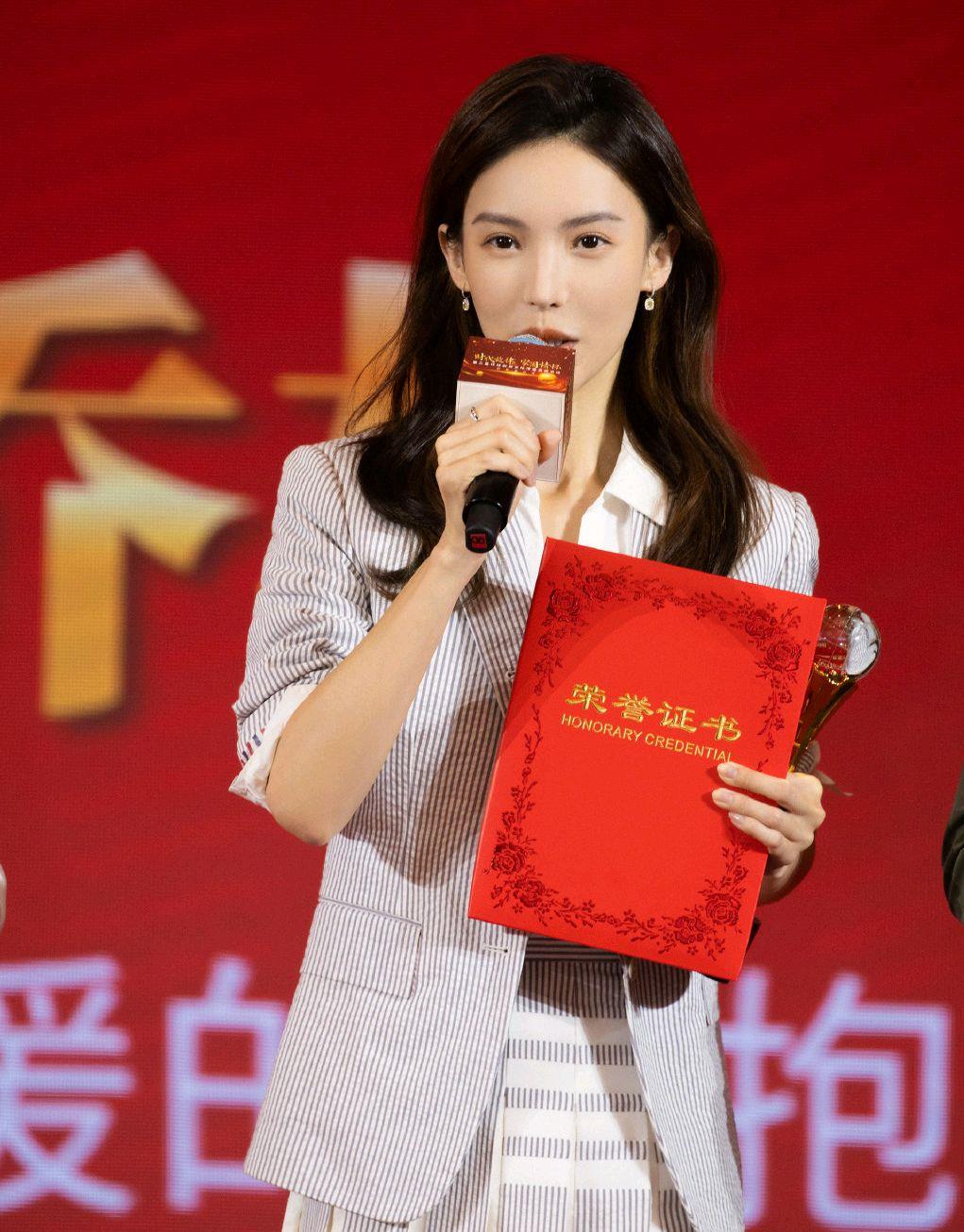 职场|金晨的气质有多绝？穿上西服百褶裙后，完全看不出她是个90后！
