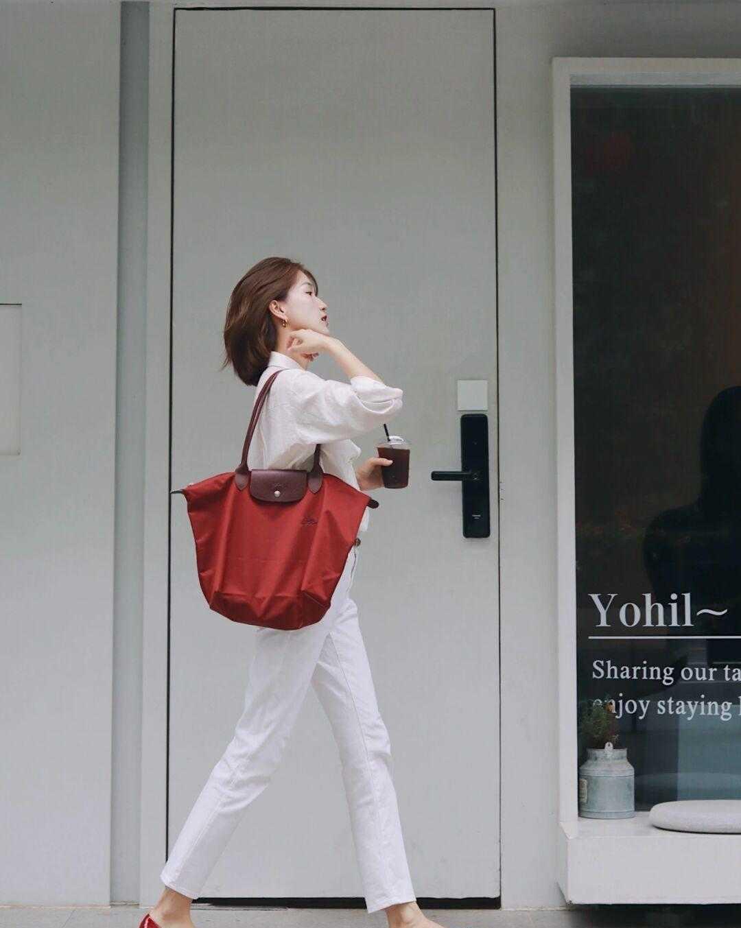 颜色|白裤子搭配衬衫，显得比较宽松和休闲