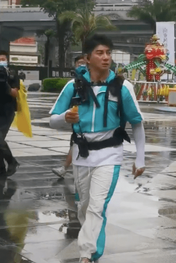 小区|吴奇隆新综艺惹争议，网友爆料节目组拍摄封路，现场画面曝光