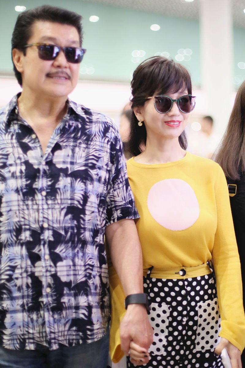 下半身|赵雅芝夫妻恩爱携手走机场，黄T波点裙超减龄，65岁穿得像是35岁