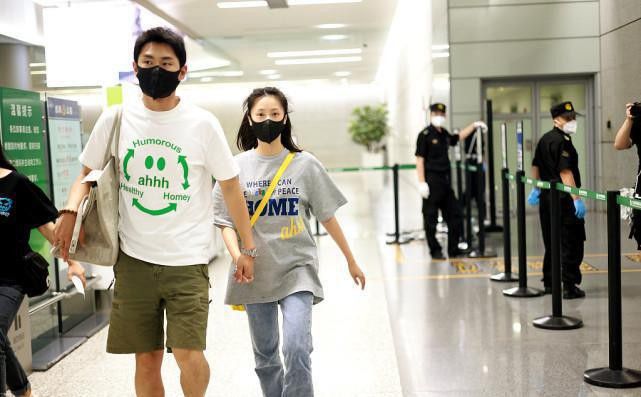 感觉|王彦霖妻子仍然清纯似校花，宽大T恤配牛仔裤，纤细感还挺明显的