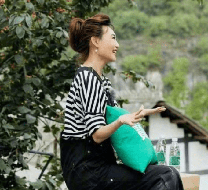 中性|央视主持李梓萌摘下假发套，穿背带裤青春减龄又时髦，美到不敢认