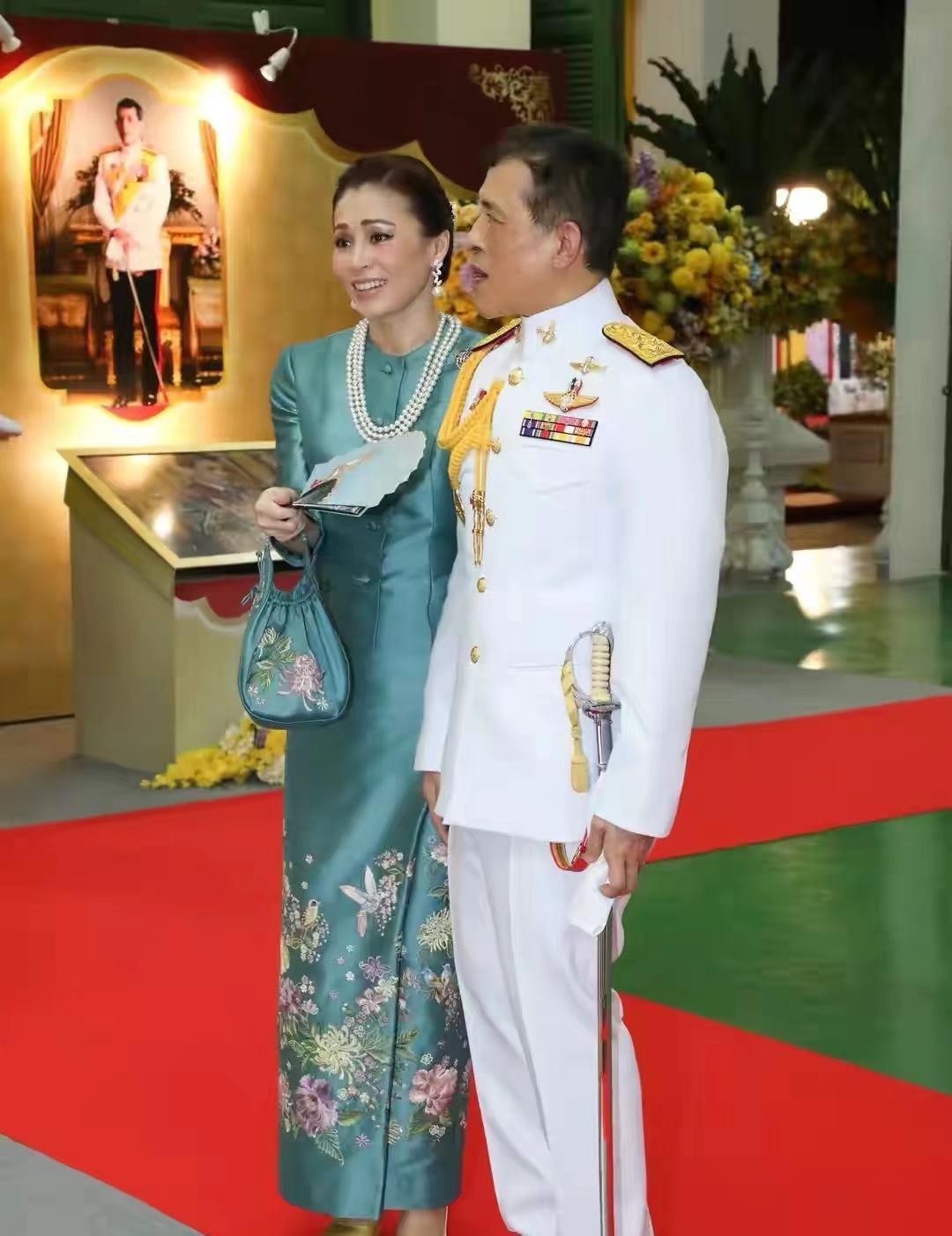 高跟鞋|苏提达深夜独自营业！一身珍珠白套裙穿得贵气，气质敌过诗妮娜