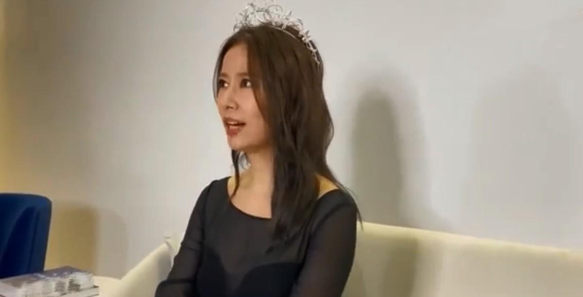 长发|45岁林心如素颜出镜！挑染新发色好少女，活动上全程护肚疑怀二胎