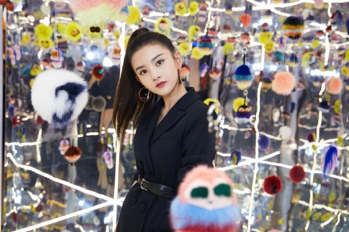 曲线美|宋祖儿出席活动，一袭风衣裙秀美腿，all black上演魅惑性感