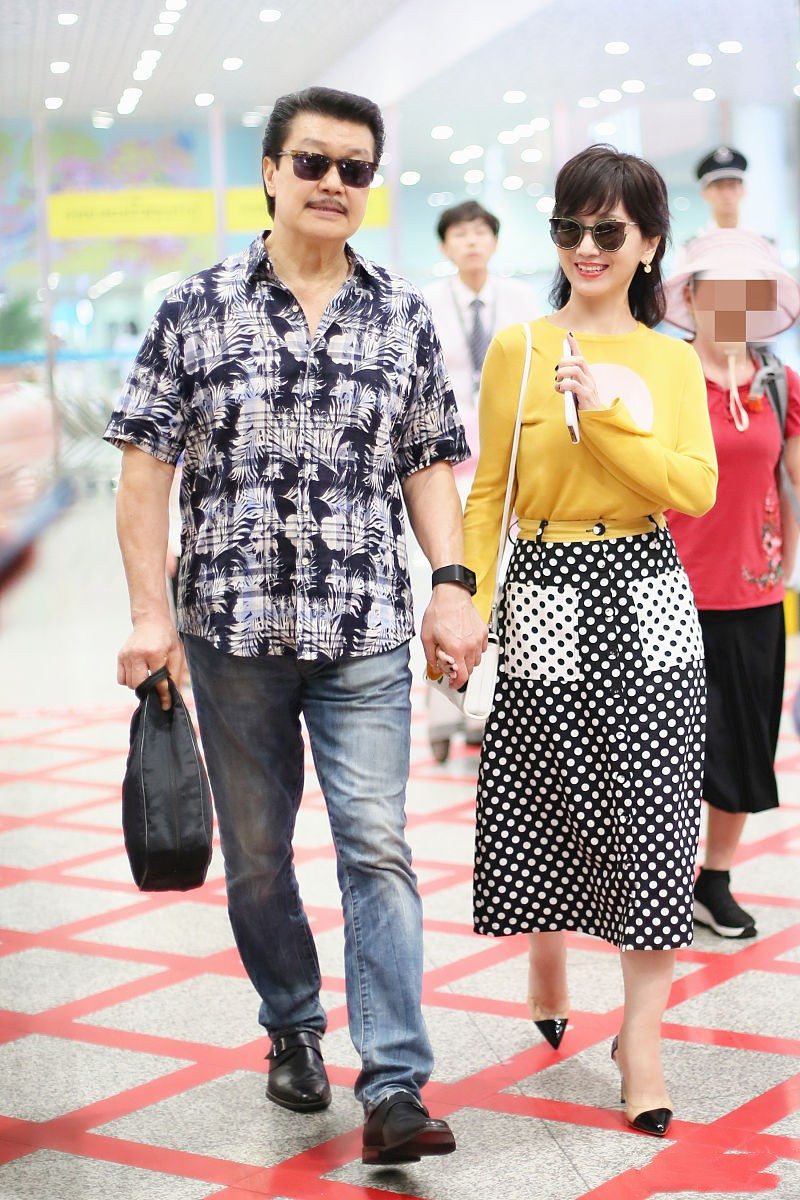 下半身|赵雅芝夫妻恩爱携手走机场，黄T波点裙超减龄，65岁穿得像是35岁