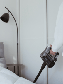 边边角角|不会吧?还有人在用传统工具清洁地板吗?