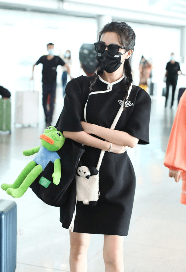 魅力|薇娅不愧是“带货第一人”,穿宽松短旗袍配矮靴,气质真模仿不来