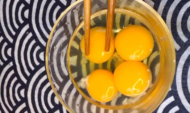 卫生状况|1把面条,4个鸡蛋,再加配菜,简单制作营养早餐面。