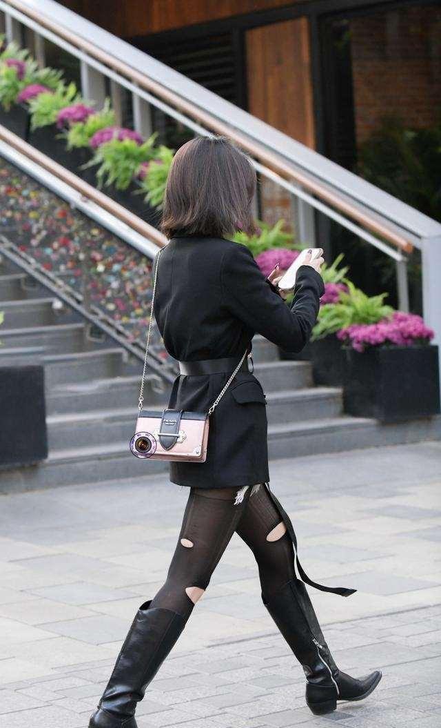 身材|黑色连衣裙搭配长筒皮靴，时尚潮流趋势，女生必备的搭配