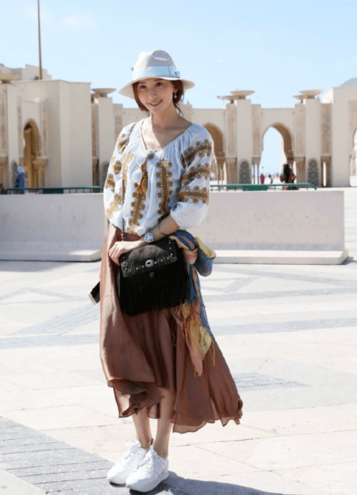 黑色|日本媳妇林志玲真会穿,穿黑色连衣裙高挑时髦,端庄优雅真有气质