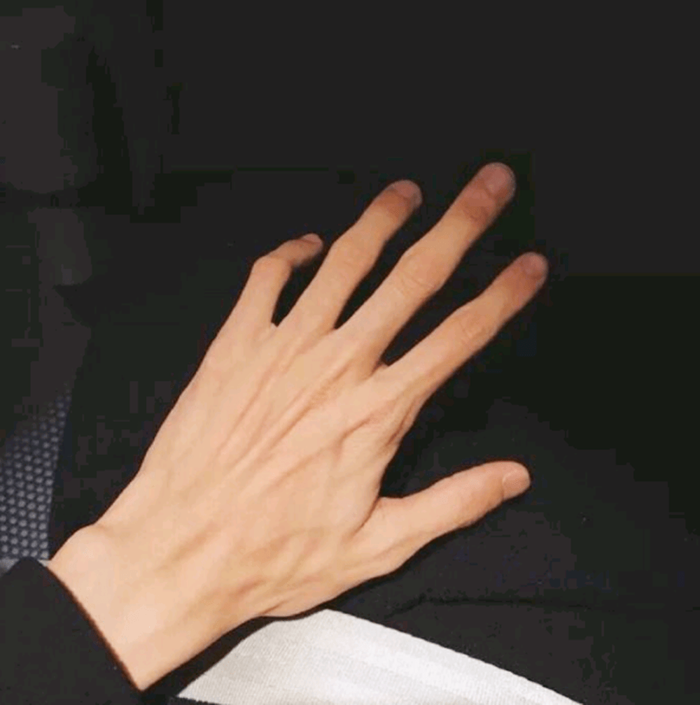 你的食指和无名指哪个更长?对照一下,暗示着孩子们之间的差距