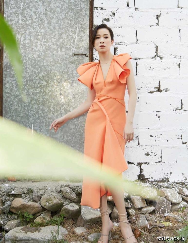 亮点|佘诗曼气质在根本不用扮嫩,穿T恤配阔腿裤走机场,哪像75年的?