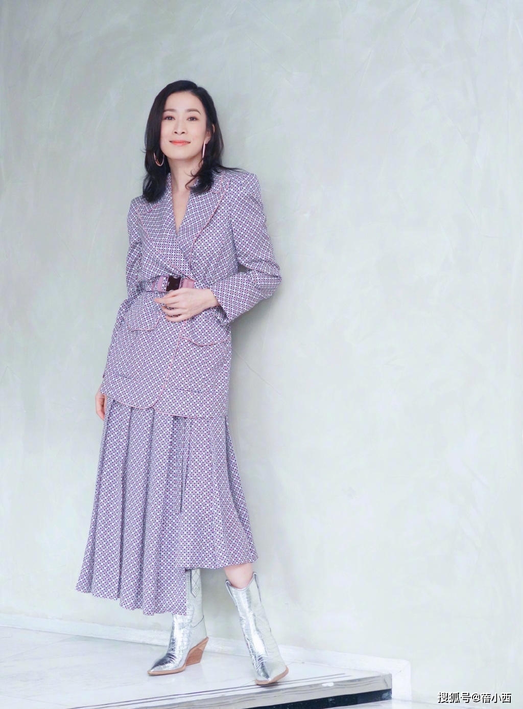 亮点|佘诗曼气质在根本不用扮嫩,穿T恤配阔腿裤走机场,哪像75年的?